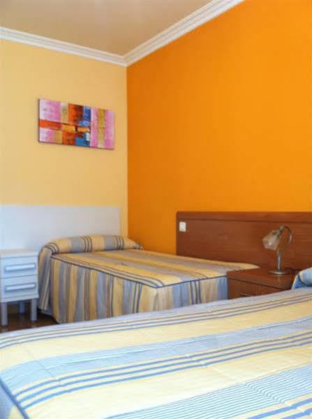 Hostal Santiago 2 Burgos Exterior photo
