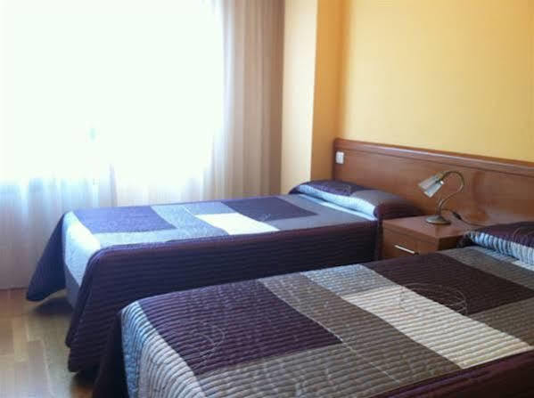 Hostal Santiago 2 Burgos Exterior photo