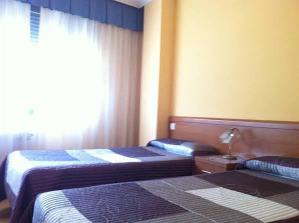 Hostal Santiago 2 Burgos Exterior photo